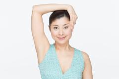 顔ヨガ講師・間々田（ままだ）佳子さんの『1日10秒&times;顔ヨガ』。ほうれい線を消す「こめ