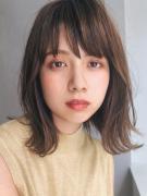         レイヤーと外ハネで小顔になれる、柔らかナチュラルミディ |