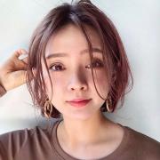 ふんわりショートボブヘアは、ルーズに耳にかけたシャレ感のある長め前髪が鍵 |