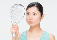 顔ヨガ講師・間々田（ままだ）佳子さんの『1日10秒&times;顔ヨガ』。「三角の舌」で二重あご