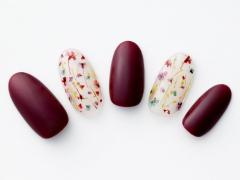 【365日ネイル】繊細で小花アートをエレガントに…秋色押し花×ボルドーネイル |