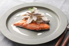 秋の味覚を楽しむ！ サーモンステーキ きのこソース|＠ビューティーガール