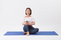 疲れの原因となる辛い肩こりを解消！おすすめのヨガポーズのやり方|＠ビューティーガール