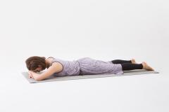 背中を引き締めて、すらっとした美しい後ろ姿を作るヨガポーズ|＠ビューティーガール