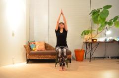 オフィスでこっそり二の腕ダイエット！ 肩こり改善効果もある簡単ヨガ！|＠ビューティーガ