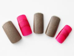 【365日ネイル】フレンチのアレンジなら大人っぽくまとまる！　チャコールブラウン×ピンク