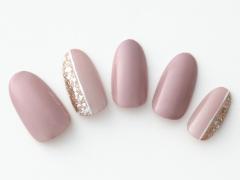 【365日ネイル】ホロ＆ラメとのツートンでリッチに…指がキレイに見えるモーブネイル |