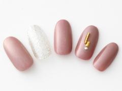 【365日ネイル】異なる光感でHAPPYを呼び込む♪ 甘さ控えめのパールローズ×シルバーラメネイ