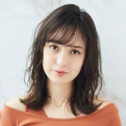 前髪ありのセミロングは、カジュアルフェミニンな重軽MIXが今っぽい♪ |