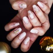         シアーなマットホワイトがシック！ 大人のクリスマスネイル【ギ☆のセルフネイル手