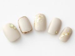 【365日ネイル】イエローでおしゃれ感UP！　冬に似合う淡いカラーのワントーンネイル |