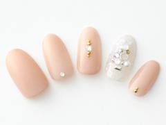 【365日ネイル】さりげないツリーアートでクリスマス気分に♪ HAPPY感のあるべージュ×ホワイ