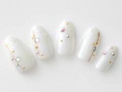 【365日ネイル】イルミネーションのような輝きを指先に…ピュアなホワイトネイル |