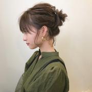 マフラーやタートルに♡こなれ感たっぷり「ちょい高めお団子ヘア」8選 -