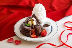 エッグスンシングス「フォンダンショコラ＆ストロベリーパンケーキ」生チョコソースで風