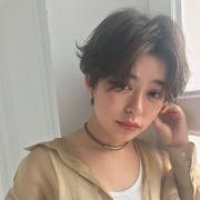 センター分けショートでおしゃれに！カラーリング別おすすめヘアカタログ |