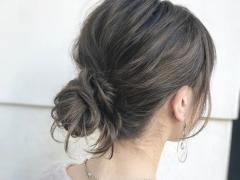 ヘアピンも小ワザも不要！ゴム1つで「基本のヘアアレンジ」8選 -