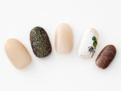 【365日ネイル】冬の装いに負けない重厚感を…インパクトのあるぎっしりラメネイル |