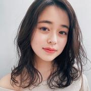 かきあげバングもこなせるラフなウェーブヘアで、ほどよい色気をプラス |