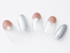 【365日ネイル】バルーンフレンチをモードに…甘さを抑えたベージュ×シルバーネイル |