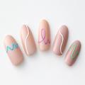 【365日ネイル】カラフルなウェーブラインでカジュアルダウン！　力を抜いたベージュネイ