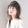 前髪ありのレイヤーたっぷりウルフ風ミディ。デザインカラーでシャレ感アップ！ |