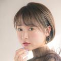 前髪とサイドをつなげた軽めショートへアで丸顔をカバー！ |
