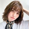 くせ毛風ウェーブのミディアムヘアでおしゃれ上級者に♪シースルーバングで涼やか |