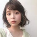 斜め前髪と曲線美で魅せるヘアだから色っぽい！秋のふんわりモテ髪ボブ |