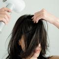 前髪がぱっくり割れてキマらない…アホ毛が… ドライヤーの一手間や優秀アイテムでお悩み