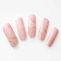 【365日ネイル】スクエアオフの爪にやわらかさを…優しい印象のピンク×ゴールドラインネイ