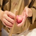 職人技を目の前で。カウンターでいただく絶品「上生菓子」【奥深い和菓子の世界 #1】 - ビ