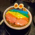 「レインボーラーメン」を食べて、舌と脳が大パニックになっちゃった | ビューティーガー
