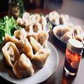 ホームパーティーでも大活躍！おうち飲みで楽しみたい名店の「お取り寄せ餃子」３選 -