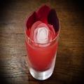 真紅なバラの高貴な香りに酔いしれる、定番カクテルの進化系「バラ香るジャックローズ」