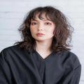 どんな「ウルフパーマ×ミディアム」が好み？似合うが見つかる、大人のヘアカタログ - ビュ