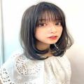 抜け感のある黒髪×ミディアムヘアカタログ。前髪あり・なしの髪型をご紹介 -
