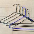 洗濯物を干す場所が足りない…。目からウロコ！“平らな面にハンガーを掛ける2つの方法”