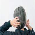 白髪を楽しむ「グレイヘア」って実際どう？素敵だけど意外と“大変な点”も | ビューティ