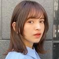 今季トレンドのウルフカット×フェミニンな印象の大人ミディアムヘア！ 細見え＆小顔効果