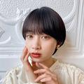 暗髪を活かしてちょっぴりモードに！垢抜けマッシュショートのお洒落ヘア｜最旬ヘアカタ