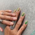 ［新緑のグリーン系カラー］爽やかなネイルで気持ちも軽やかに出かけよう！ -