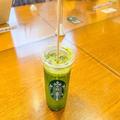 スタバの新作「ダブル抹茶ティーラテ」 後半に進化する”仕掛け”があった -