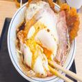 かつやのベーコンエッグソースカツ丼で 「実家の安心感」を得られた… - ビューティーガー