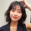 柔らかSカールパーマでカジュアルモードに！小顔効果も抜群なミディヘア｜最旬ヘアカタロ