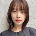 面長解消で小顔効果抜群！ 大人っぽく上品な2022年トレンドの外ハネレイヤーミディアム |