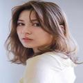 カット＆ベージュカラーで柔らか見せ！お洒落にキマる小顔ミディ｜最旬ヘアカタログ |