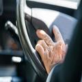 「義父に免許返納をすすめたら拒否された…」高齢ドライバーを家族に持つ人たちの苦労 «